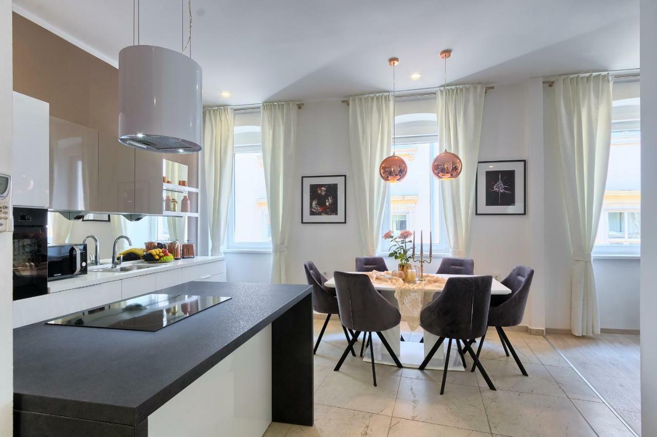 Hedone Luxury Apartment With Free Parking プーラ エクステリア 写真